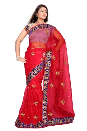 Kareena Kapoor Looks Very Beautiful in Red Saree at 3 idiots Promotion