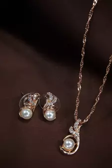 Rose Gold Plated Glittering Cubic Zirconia Designer Chain Pendent Necklace with Pearl Drop Earring