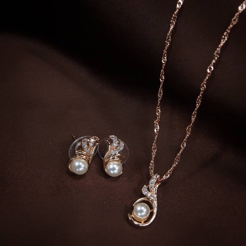 Rose Gold Plated Glittering Cubic Zirconia Designer Chain Pendent Necklace with Pearl Drop Earring