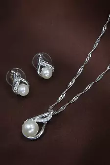 Glittering Cubic Zirconia Designer Chain Pendent Necklace with Pearl Drop Earring