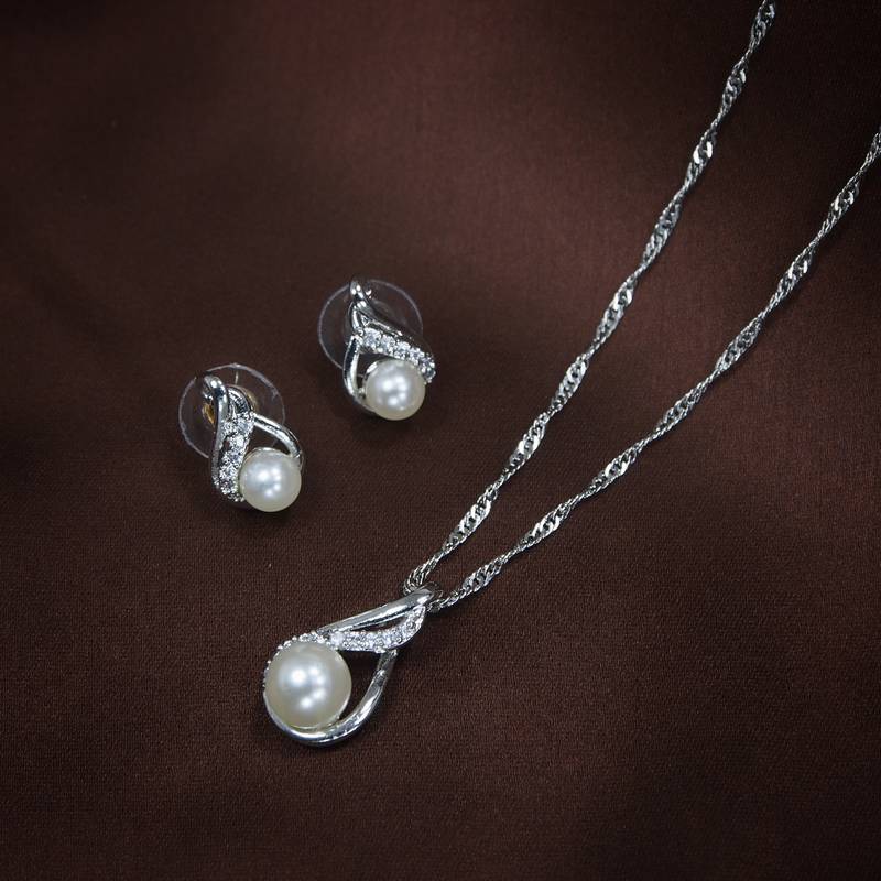 Glittering Cubic Zirconia Designer Chain Pendent Necklace with Pearl Drop Earring