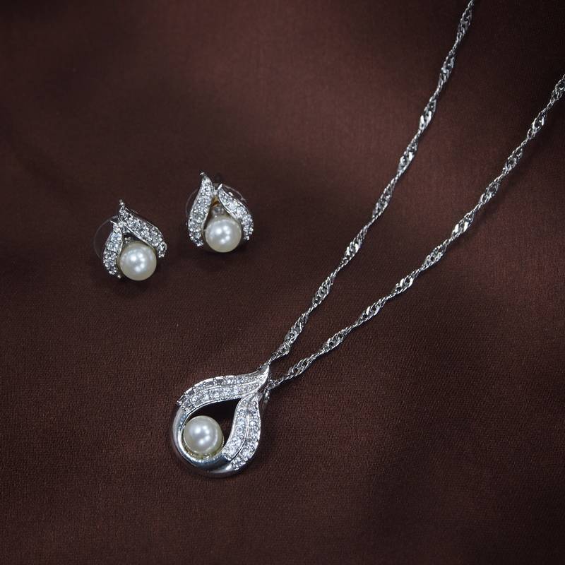 Rhodium Plated Glittering Cubic Zirconia Designer Chain Pendent Necklace Set