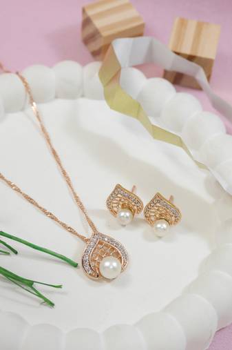 Rose Gold Plated Glittering Cubic Zirconia Designer Chain Pendent Necklace Set