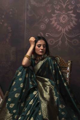 Green woven art silk saree with blouse 4
