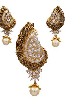 White kundan antique gold Copper   Pendant  Pair of Earring