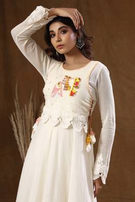 KAAJH Off White Embroidered Ethnic Kurta 5