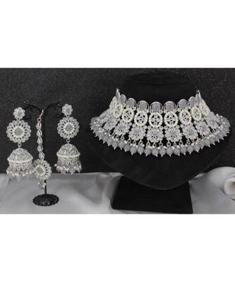 Necklace with Pair of Earrings with Mangtika 1