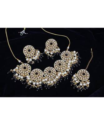 Necklace with Pair of Earrings with Mangtika 1