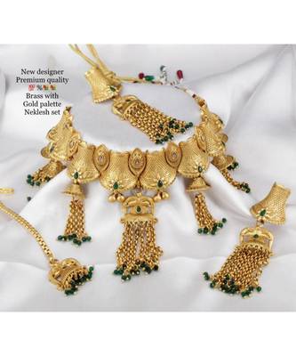 Necklace with Pair of Earrings with Mangtika 1