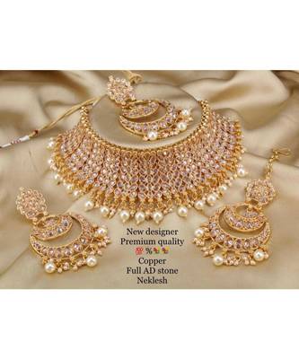 Necklace with Pair of Earrings with Mangtika 1