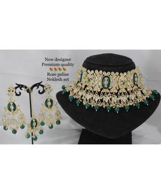Necklace with Pair of Earrings with Mangtika 1