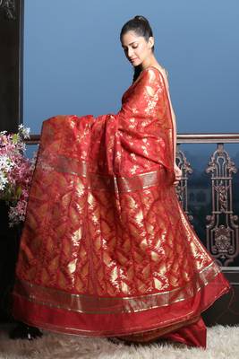 Maroon jamdani saree with all over golden zari work 3