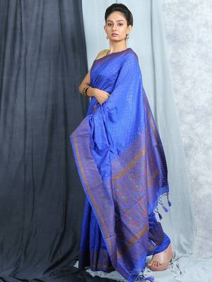 Navy Blue Zari Woven Tanchoi Silk Saree 3