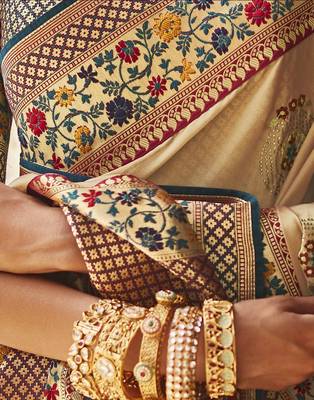 Beige woven banarasi silk saree with blouse 3
