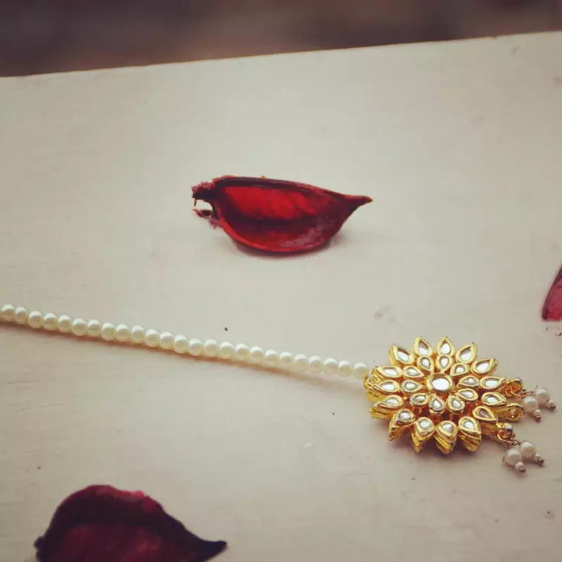 Flower Kundan Maangtikka