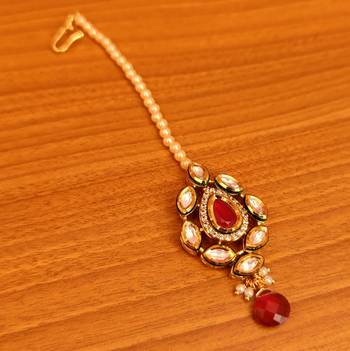 Red maang-tikka 1