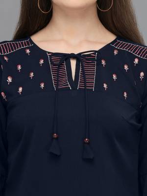 Blue embroidered polyester crop-tops 3