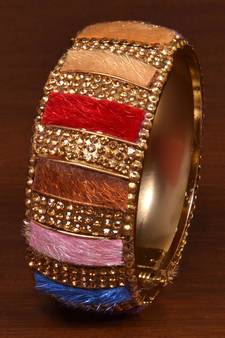Gold plated feather and zircon embellished bracelet BD554