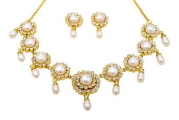 White pearl necklaces 1