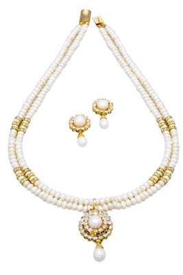 White pearl necklaces 1