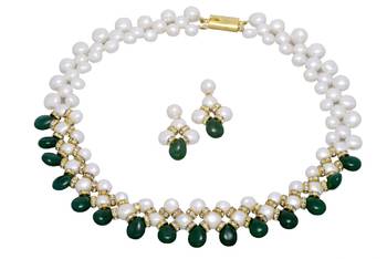 White pearl necklaces 1