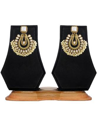 White kundan Yellow Gold Alloy   Pair of Earring 3