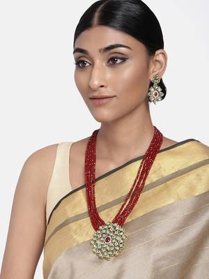 Maroon beaded jewellery Yellow Gold Alloy   Necklacewith   Pair of Earrings 1