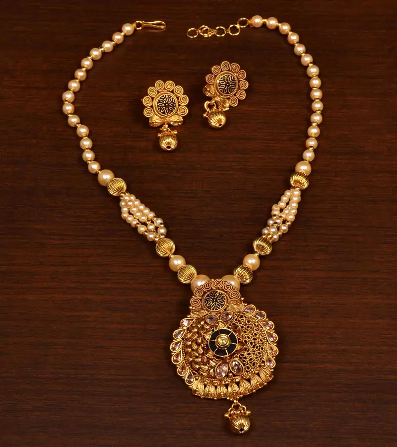 Stone, Pearl and Metallic Beads Embellished Necklace SJ26