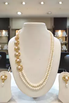 White pearl necklace-sets