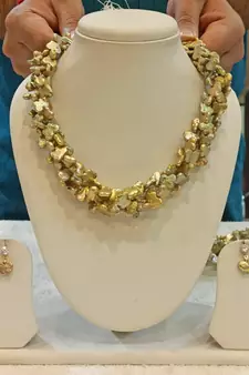 Beige pearl necklace-sets