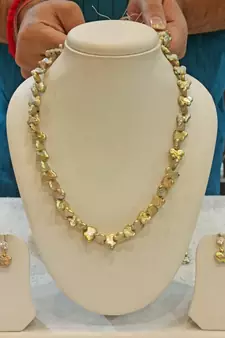 Beige pearl necklace-sets