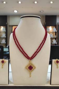 Maroon crystal necklace-sets