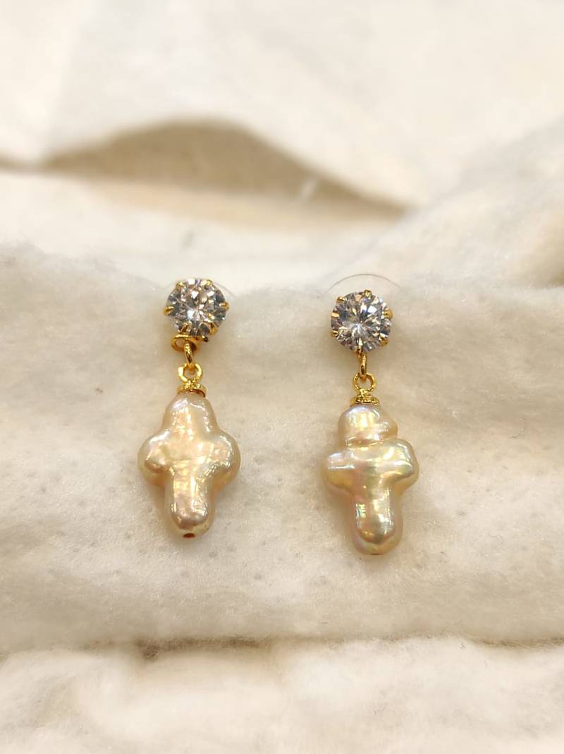 Gold pearl earrings