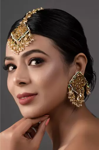 Gold Tone Kundan Inspired Mang Tikka With Earrings