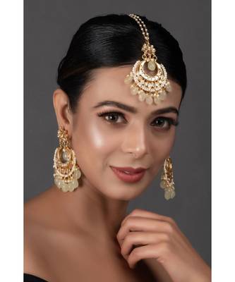 Cream Gold Toned  Kundan Inspired Mang Tika With Chanbali 1