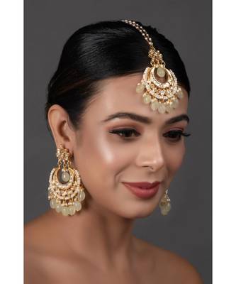 Cream Gold Toned  Kundan Inspired Mang Tika With Chanbali 5
