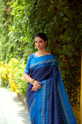 Green woven south silk saree with blouse 2
