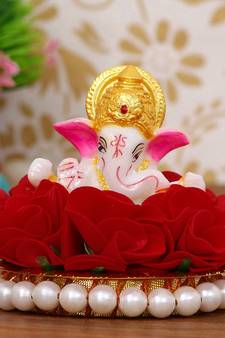 eCraftIndia Lord Ganesha Idol on DECORative Handcrafted Plate with Red Flowers