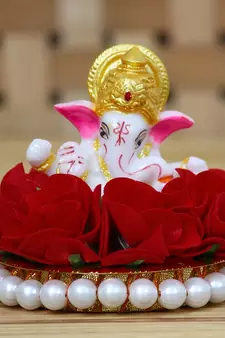 eCraftIndia Lord Ganesha Idol on DECORative Handcrafted Plate with Red Flowers