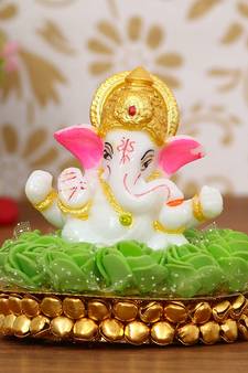 eCraftIndia Lord Ganesha Idol on DECORative Handcrafted Plate with Green Flowers