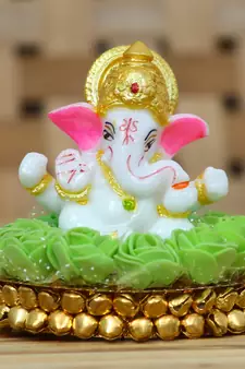 eCraftIndia Lord Ganesha Idol on DECORative Handcrafted Plate with Green Flowers