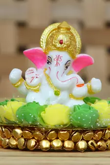eCraftIndia Lord Ganesha Idol on DECORative Handcrafted Plate with Green and Yellow Flowers