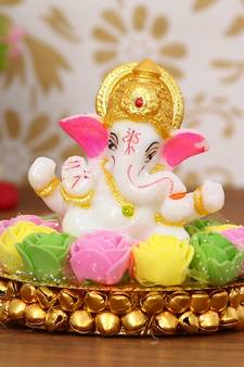 eCraftIndia Lord Ganesha Idol on DECORative Handcrafted Plate with Colorful Flowers