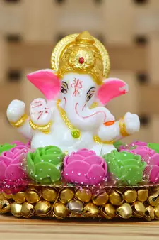 eCraftIndia Lord Ganesha Idol on DECORative Handcrafted Plate with Pink and Green Flowers