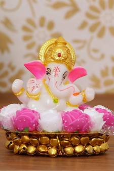 eCraftIndia Lord Ganesha Idol on DECORative Handcrafted Plate with Pink and White Flowers