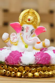 eCraftIndia Lord Ganesha Idol on DECORative Handcrafted Plate with Pink and White Flowers