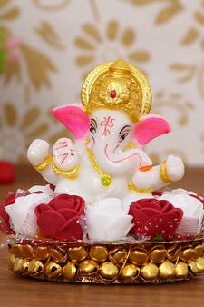 eCraftIndia Lord Ganesha Idol on DECORative Handcrafted Plate with Red and White Flowers