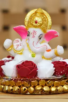 eCraftIndia Lord Ganesha Idol on DECORative Handcrafted Plate with Red and White Flowers