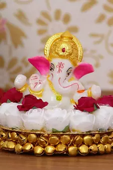 eCraftIndia Lord Ganesha Idol on DECORative Handcrafted Plate with White Flowers