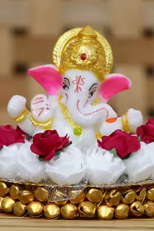eCraftIndia Lord Ganesha Idol on DECORative Handcrafted Plate with White Flowers
